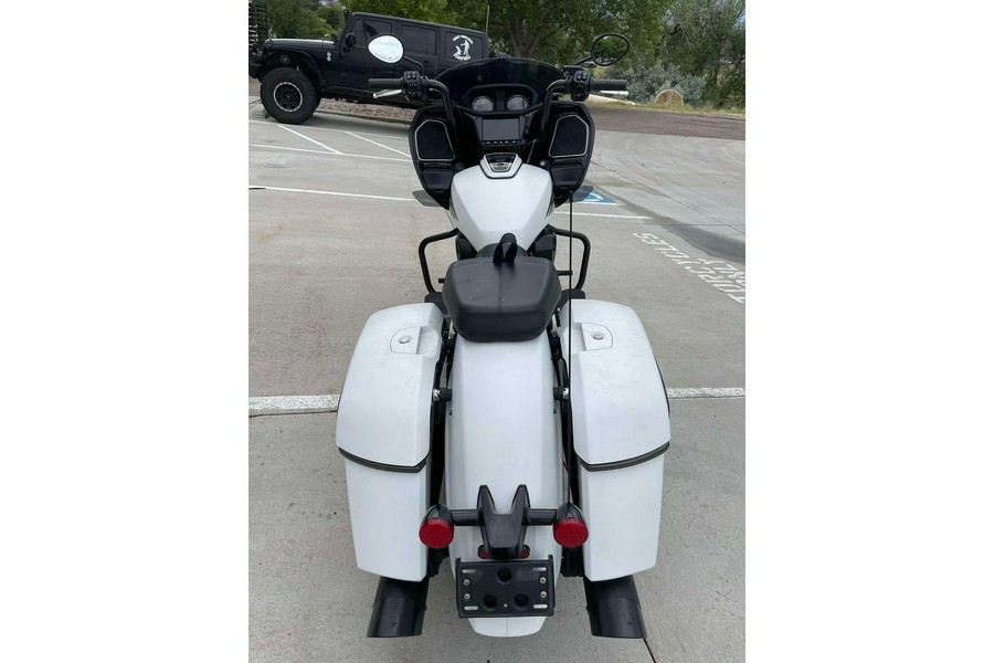 2021 Indian Motorcycle CHALLENGER DARK HORSE, WHITE SMK, 49ST Dark Horse®