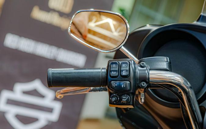 2017 Harley-Davidson Tri Glide Ultra FLHTCUTG