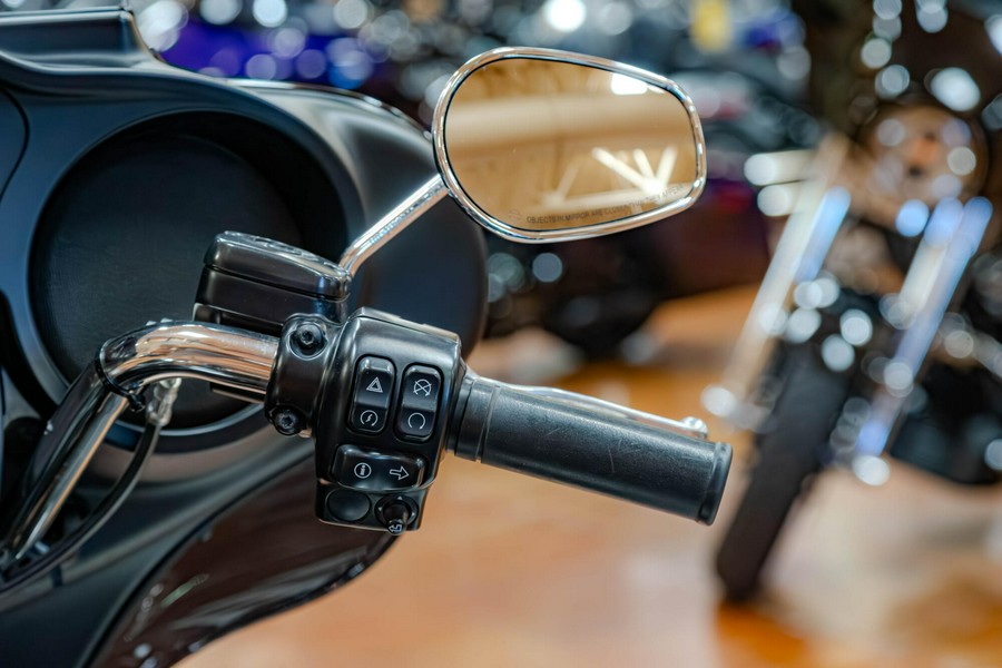 2017 Harley-Davidson Tri Glide Ultra FLHTCUTG