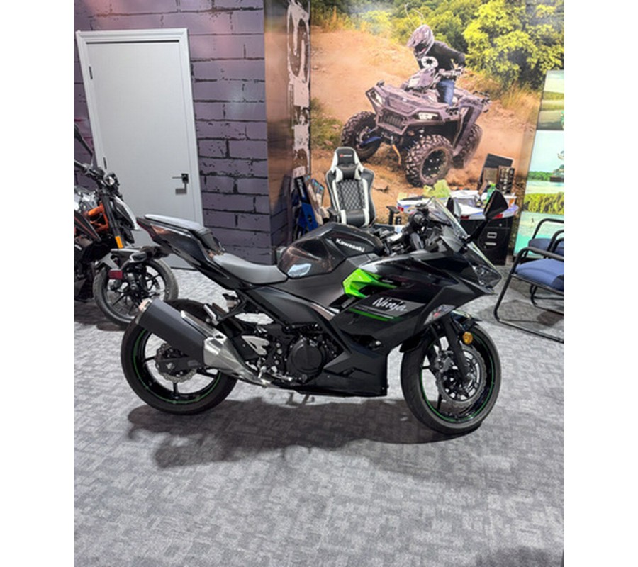 2023 Kawasaki Ninja 400 Matrix Camo Gray/Metallic Matte Carbon