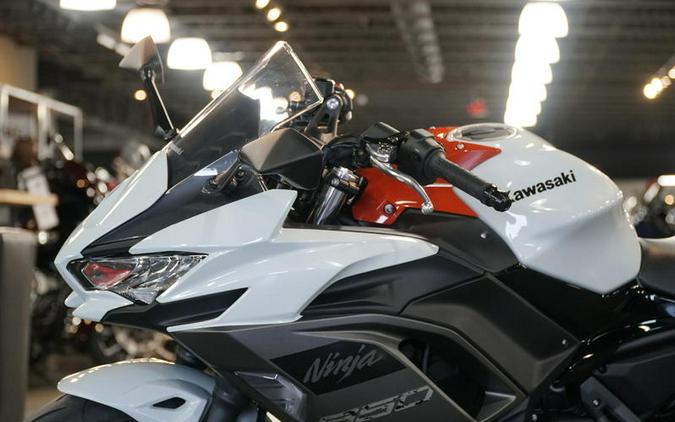 2023 Kawasaki Ninja® 650 Pearl Robotic White/Metallic Matte Graystone