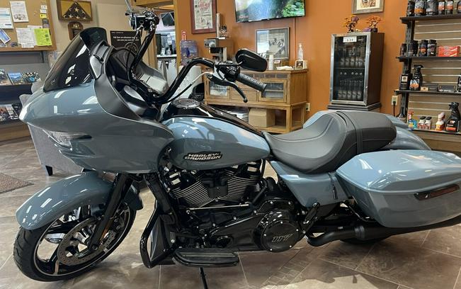 2024 Harley-Davidson Road Glide® Sharkskin Blue – Black Finish