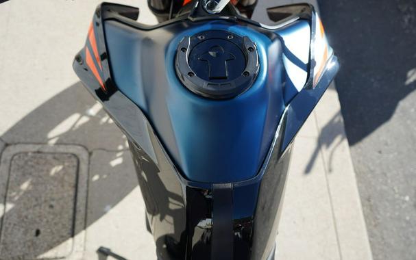 2022 KTM 890 Duke R