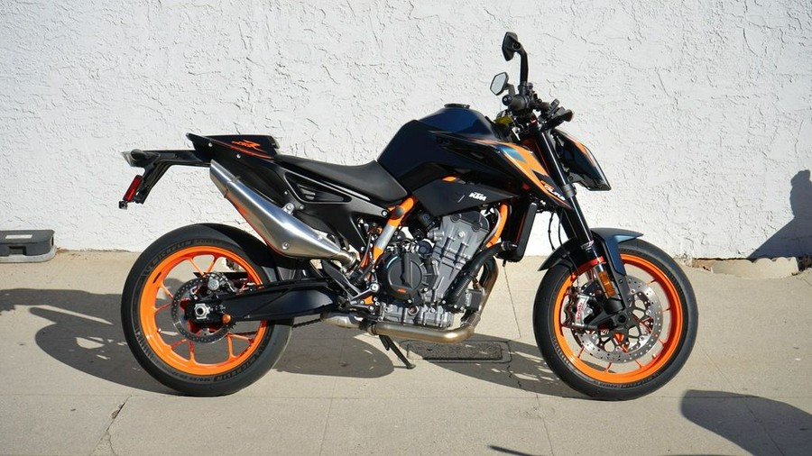 2022 KTM 890 Duke R