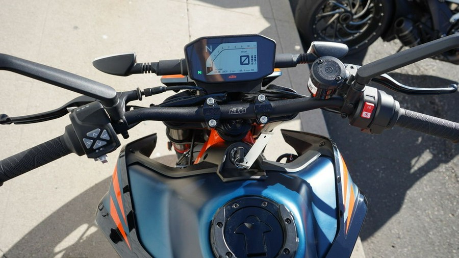 2022 KTM 890 Duke R