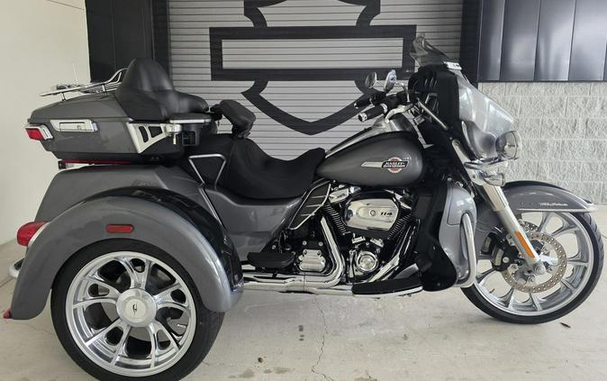 2022 Harley-Davidson® Tri Glide® Ultra Gauntlet Gray Metallic/Vivid Black