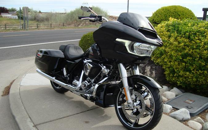 2026 Harley-Davidson® Road Glide® Vivid Black Chrome Trim