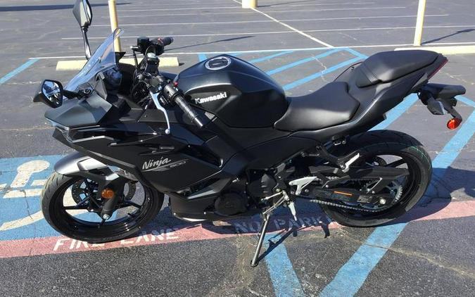 2026 Kawasaki Ninja® 500 Metallic Flat Spark Black