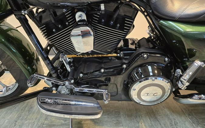 2014 Harley-Davidson® CVO™ Road King® Sherwood/Galaxy Black FLHRSE