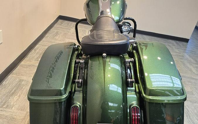 2014 Harley-Davidson® CVO™ Road King® Sherwood/Galaxy Black FLHRSE