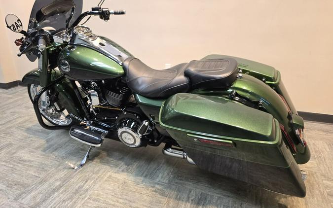 2014 Harley-Davidson® CVO™ Road King® Sherwood/Galaxy Black FLHRSE