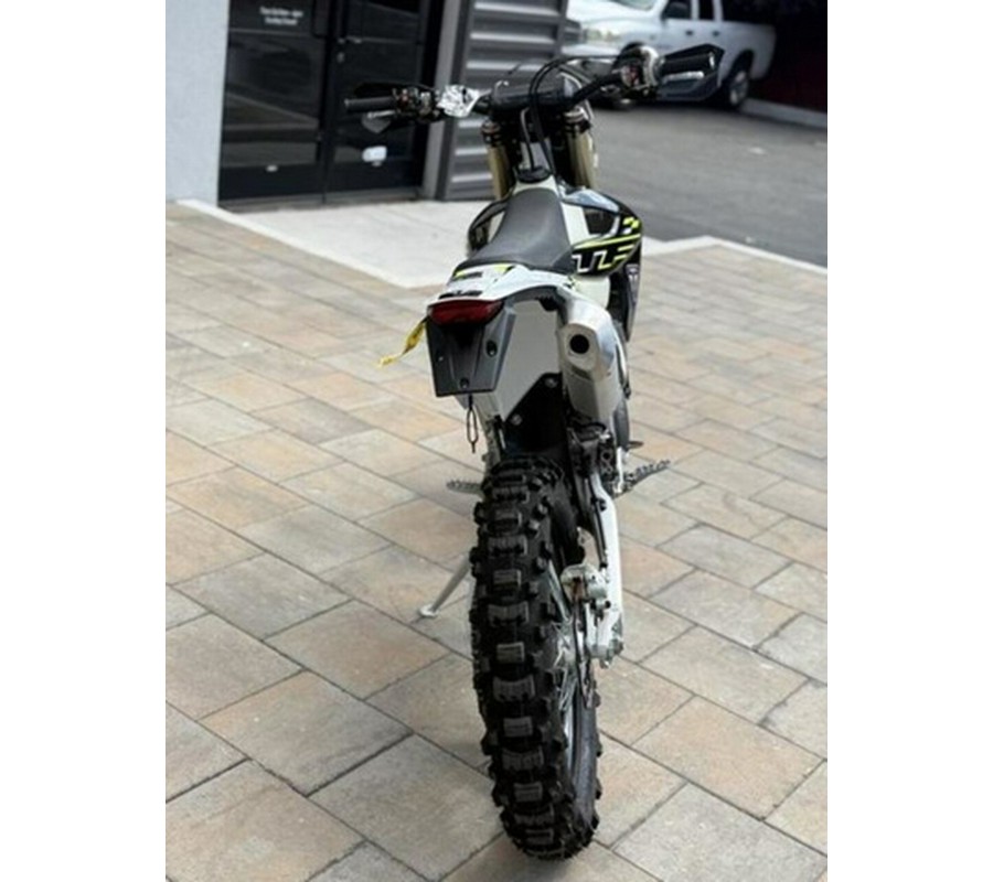 2026 Triumph TF 250-E Jet BlackPure White