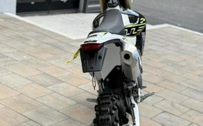 2026 Triumph TF 250-E Jet BlackPure White