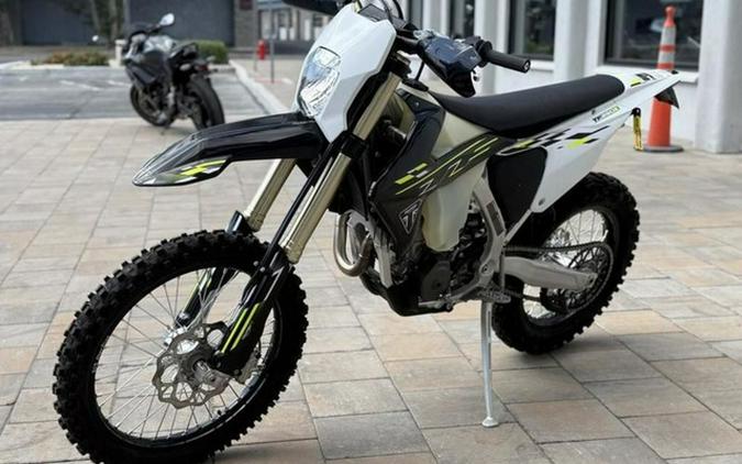 2026 Triumph TF 250-E Jet BlackPure White