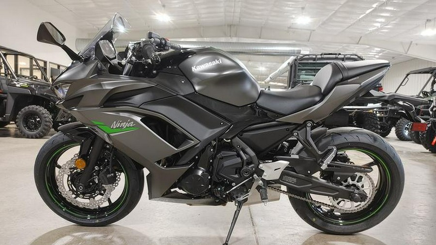 2024 Kawasaki Ninja® 650 Metallic Matte Graphenesteel Gray/Ebony