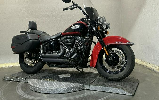 Harley-Davidson® Heritage Classic 114 2022 Redline Red/Vivid Black (Black Finish w/Cast Wheels)