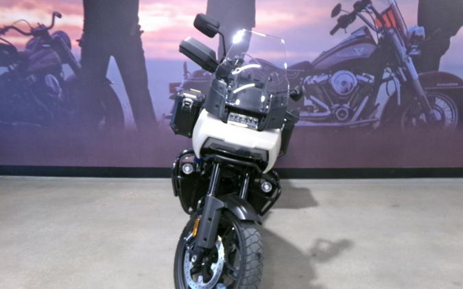 2022 Harley-Davidson® Pan America™ 1250 Special Fastback Blue/White Sand Pearl