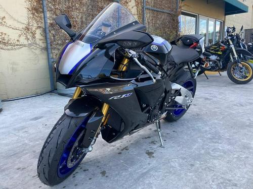 2020 Yamaha R1 + R1M | In-depth Review by 44Teeth