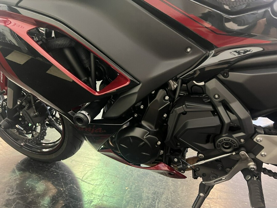 2021 Kawasaki Ninja 650 Black / Red