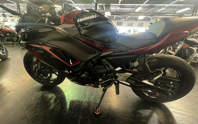 2021 Kawasaki Ninja 650 Black / Red