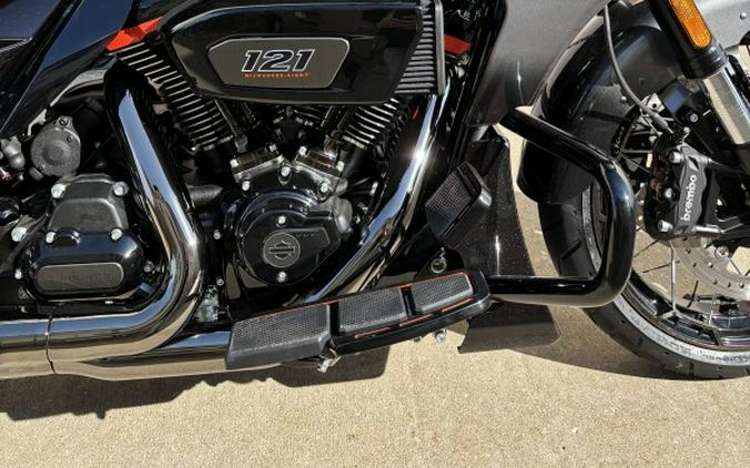 2025 Harley-Davidson® CVO™ Road Glide™ RAVEN FADE