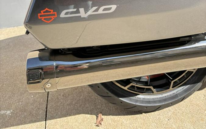 2025 Harley-Davidson® CVO™ Road Glide™ RAVEN FADE