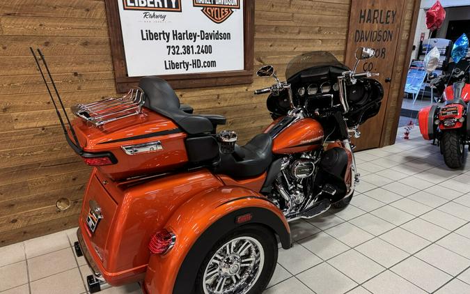 2019 Harley-Davidson® Tri Glide® Ultra Scorched Orange/Black Denim FLHTCUTG
