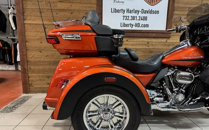 2019 Harley-Davidson® Tri Glide® Ultra Scorched Orange/Black Denim FLHTCUTG