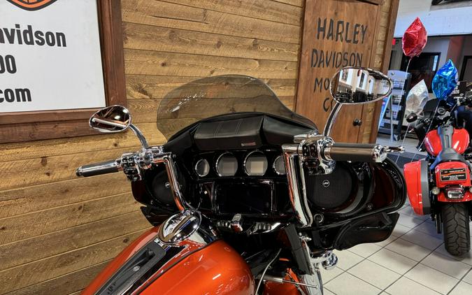 2019 Harley-Davidson® Tri Glide® Ultra Scorched Orange/Black Denim FLHTCUTG