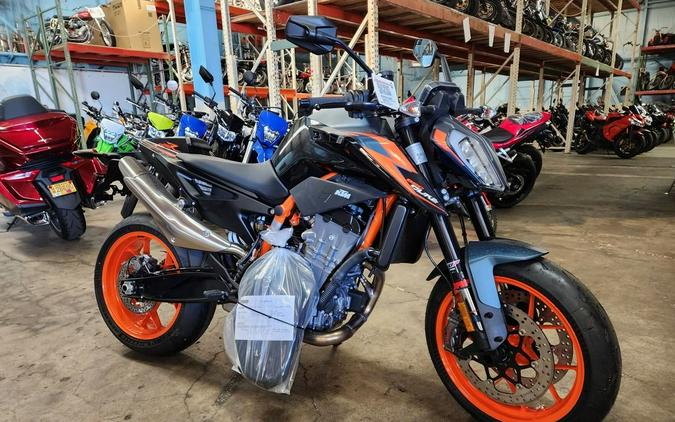 2023 KTM 890 Duke R