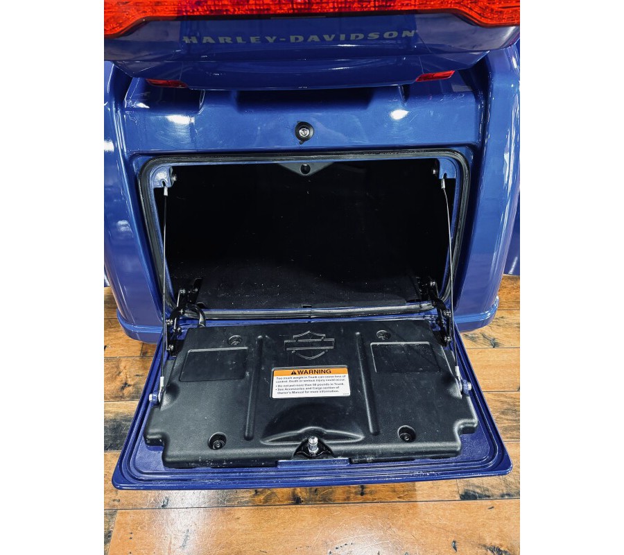 2024 Harley-Davidson® Tri Glide™ Ultra BLUE BURST W/ PINSTRIPE