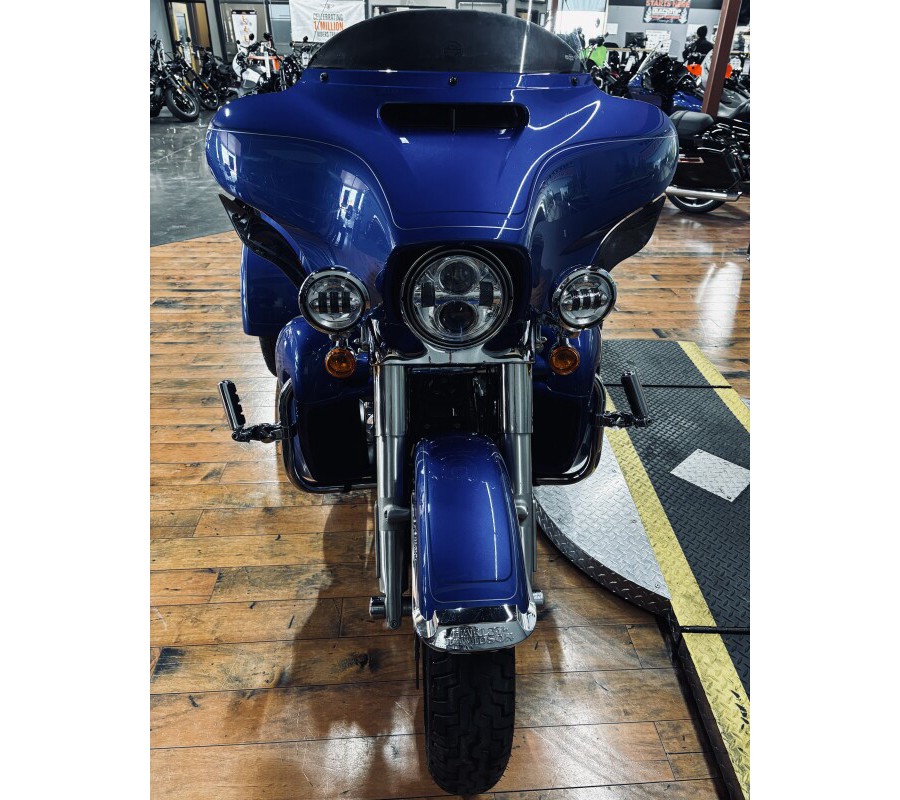 2024 Harley-Davidson® Tri Glide™ Ultra BLUE BURST W/ PINSTRIPE