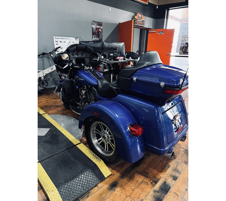 2024 Harley-Davidson® Tri Glide™ Ultra BLUE BURST W/ PINSTRIPE