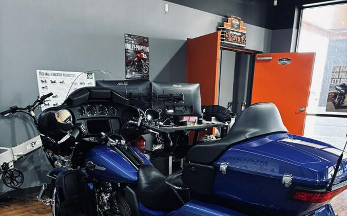 2024 Harley-Davidson® Tri Glide™ Ultra BLUE BURST W/ PINSTRIPE