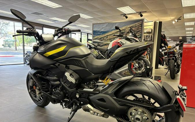 2026 Ducati Diavel V4 Black Roadster