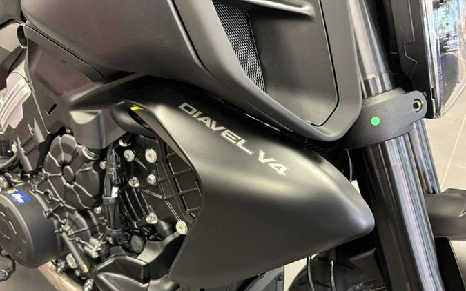 2026 Ducati Diavel V4 Black Roadster