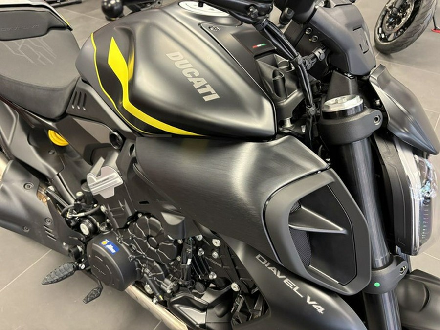 2026 Ducati Diavel V4 Black Roadster