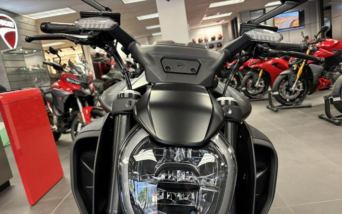 2026 Ducati Diavel V4 Black Roadster
