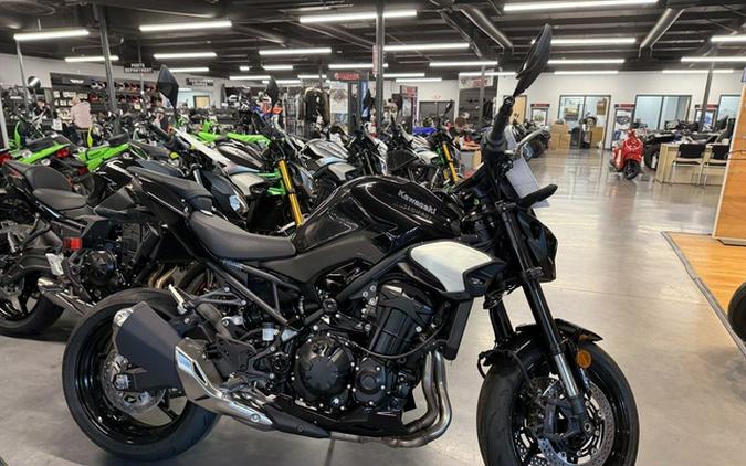 2025 Kawasaki Z900 ABS Metallic Spark Black/Metallic Carbon Gray