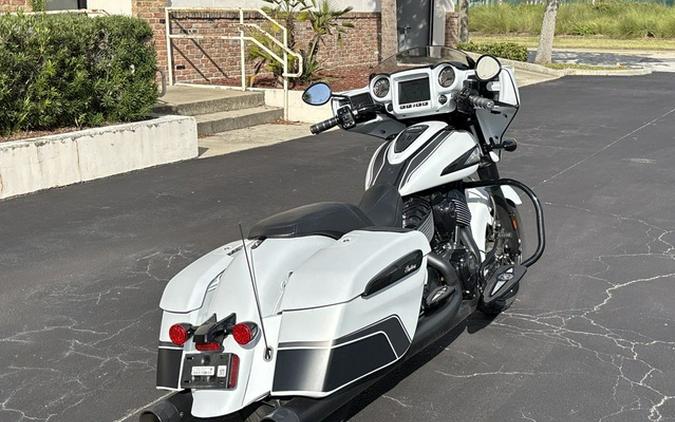 2024 Indian Chieftain Dark Horse W/Powerband Audio Pkg Ghost White Metallic Smoke Wit