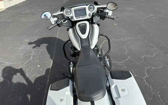 2024 Indian Chieftain Dark Horse W/Powerband Audio Pkg Ghost White Metallic Smoke Wit