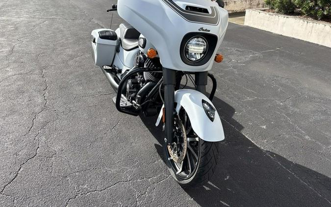 2024 Indian Chieftain Dark Horse W/Powerband Audio Pkg Ghost White Metallic Smoke Wit