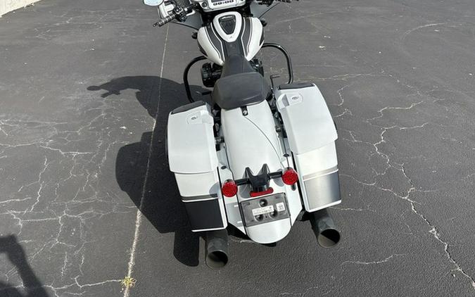 2024 Indian Chieftain Dark Horse W/Powerband Audio Pkg Ghost White Metallic Smoke Wit