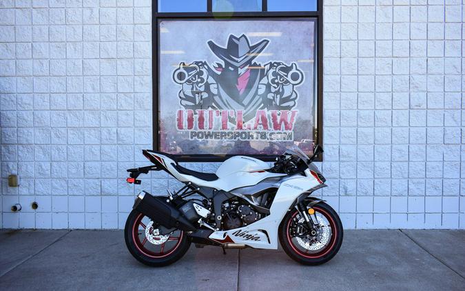 2024 Kawasaki Ninja® ZX™-6R ABS Pearl Robotic White/Metallic Graphite Gray