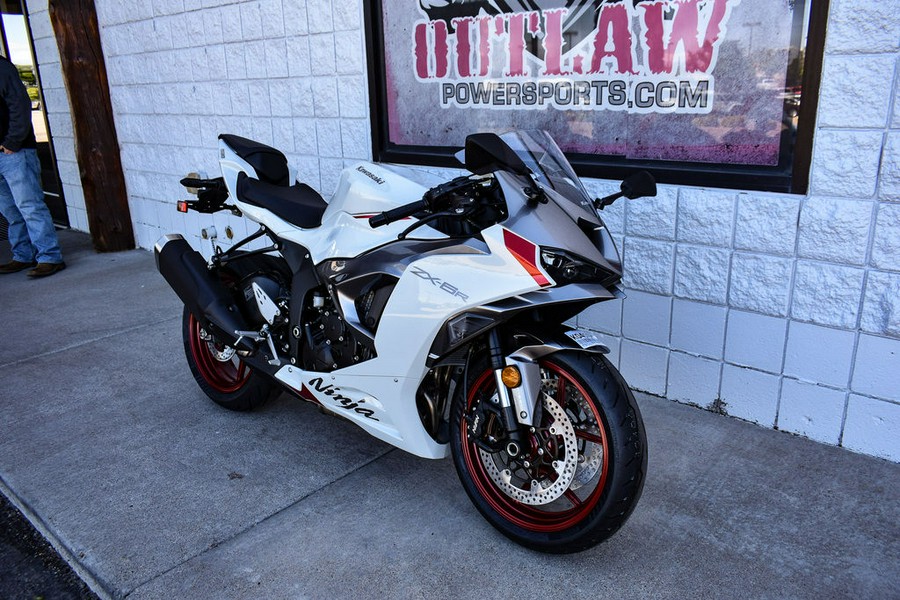 2024 Kawasaki Ninja® ZX™-6R ABS Pearl Robotic White/Metallic Graphite Gray