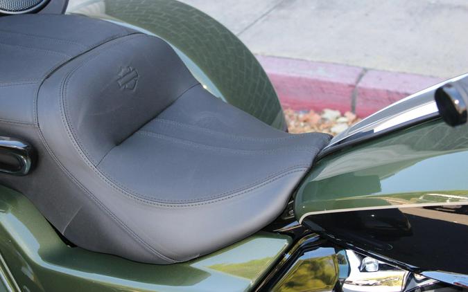 2026 Harley-Davidson® Street Glide 3 Limited OLIV STL MTL/BLK W/ PINSTRI