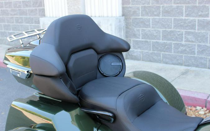 2026 Harley-Davidson® Street Glide 3 Limited OLIV STL MTL/BLK W/ PINSTRI
