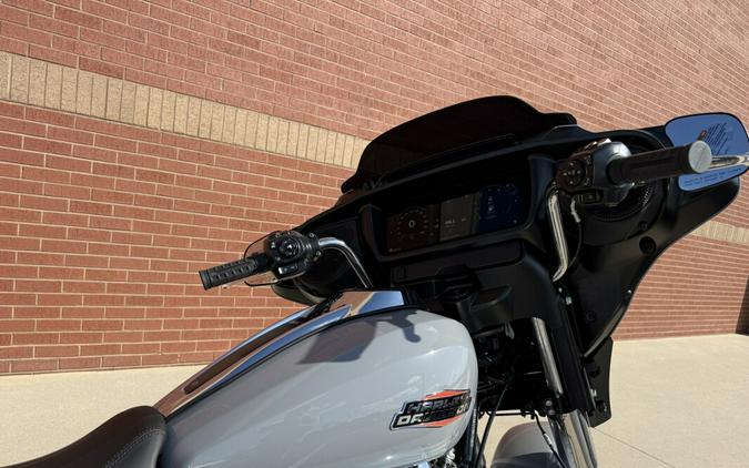 2026 Harley-Davidson® Street Glide® Dark Billiard Gray Chrome Trim
