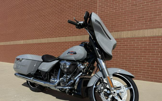 2026 Harley-Davidson® Street Glide® Dark Billiard Gray Chrome Trim