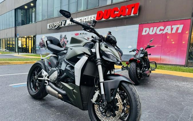 2023 Ducati Streetfighter V2 Storm Green